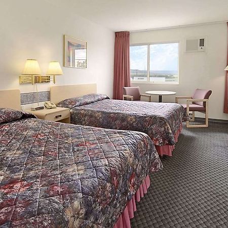 Ramada Limited Dawson Creek Hotel Quarto foto